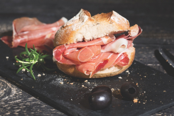  Calidad artesanal y tradición europea en la producción de jamón de Parma