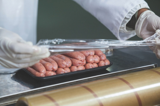 Innovación en el uso de envolturas de celulosa para salchichas